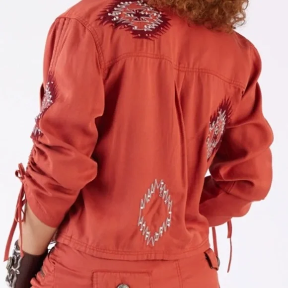 Double D Ranch Crossroads Jacket Size L
NWT - Picture 2 of 6